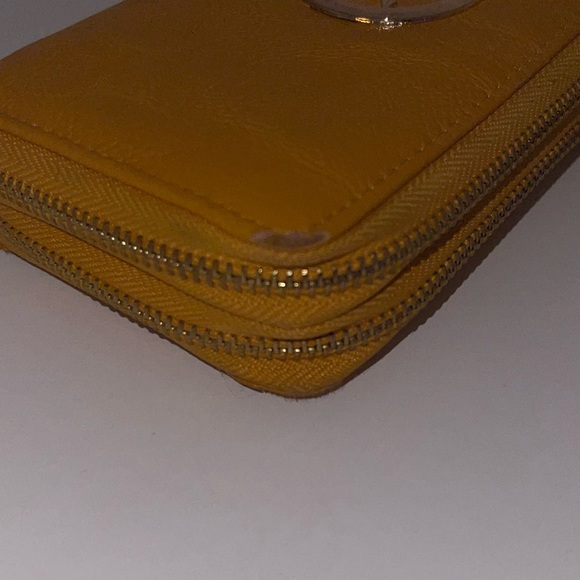 Michael Kors Wallet - Picture 4 of 7